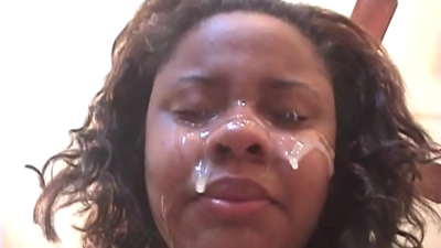 ಕಪ್ಪು ಬ್ರೆಜಿಲಿಯನ್ ಹುಡುಗಿ ದೊಡ್ಡ ಡಿಕ್ನೊಂದಿಗೆ ಗುದ ಸಂಭೋಗದ ನಂತರ ಅವಳ ಮುಖದ ಮೇಲೆ ಕಮ್ ಪಡೆಯುತ್ತಾಳೆ