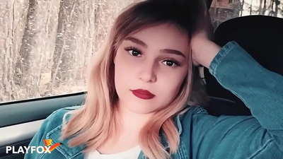 ಮಾದಕ ತರುಣಿ ಸಂತೋಷದಿಂದ ರಿಯಾಯಿತಿ ಕಾರ್ಡ್ ಅನ್ನು ಹೀರುತ್ತಾಳೆ